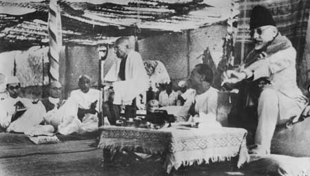 Gandhiji at Quit India Session, Bombay.jpg